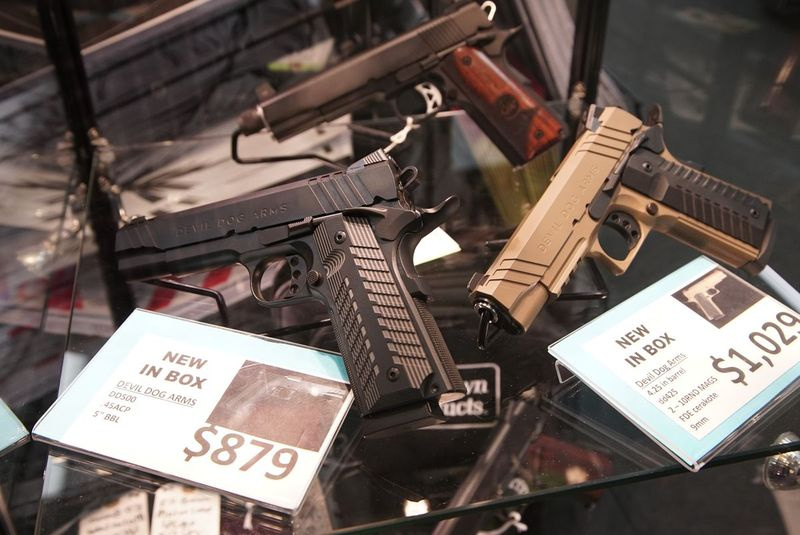 Daži no šaujamieročiem, kas janvārī tika izstādīti Marengo Guns Marengo pilsētā.