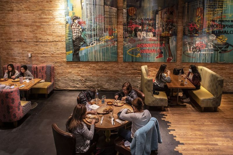 Patroni si v říjnu užívají vnitřní stolování v Nando’s Peri-Peri Chicken v Naperville.