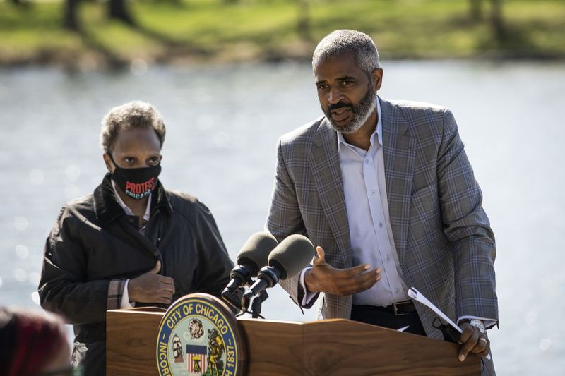 Linnapea Lori Lightfoot kuulab Obama fondi juhatuse esimehe Marty Nesbitti kõnet Teadus- ja Tööstusmuuseumis pressikonverentsil, et teatada Obama presidendikeskuse asutamistööde algusest Jackson Parkis South Side