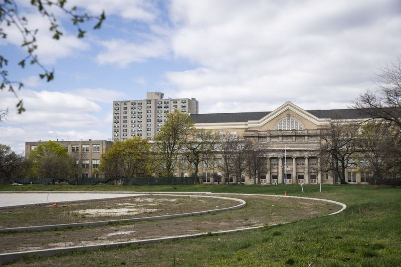 Kolmapäeva hommikul, 14. aprillil 2021 on alanud uue kergejõustikurajatise ehitus South Stony Island Avenue ja East 63rd Streeti lähedal Jackson Parki lähedal, et teha teed Obama presidendikeskusele South Side
