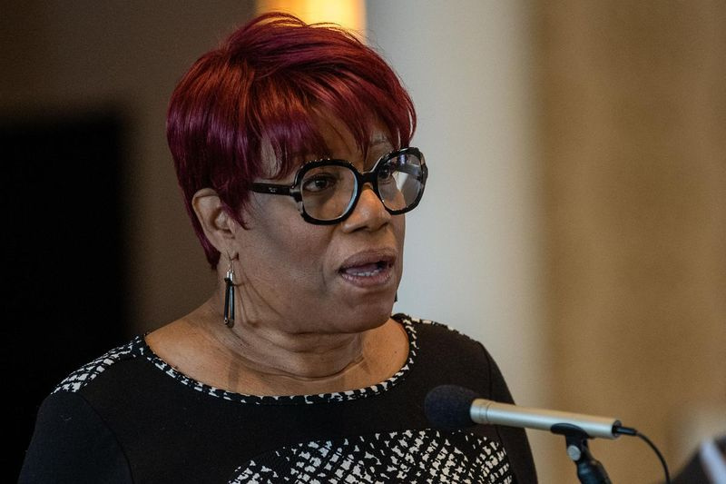 Ald. Pat Dowell (3e) prend la parole lors d