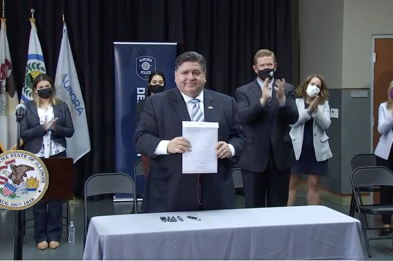 Il governatore J.B. Pritzker sostiene la nuova legge sulla riforma delle armi firmata lunedì.