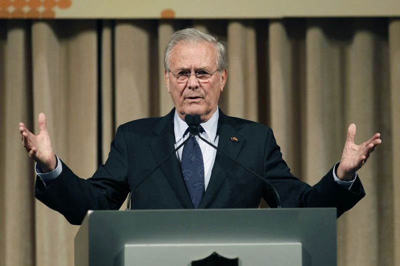 buvęs JAV gynybos sekretorius Donaldas Rumsfeldas kalbasi su politikais ir akademikais per pietus apie saugumą kylančioje Azijoje Taipėjuje, Taivane.