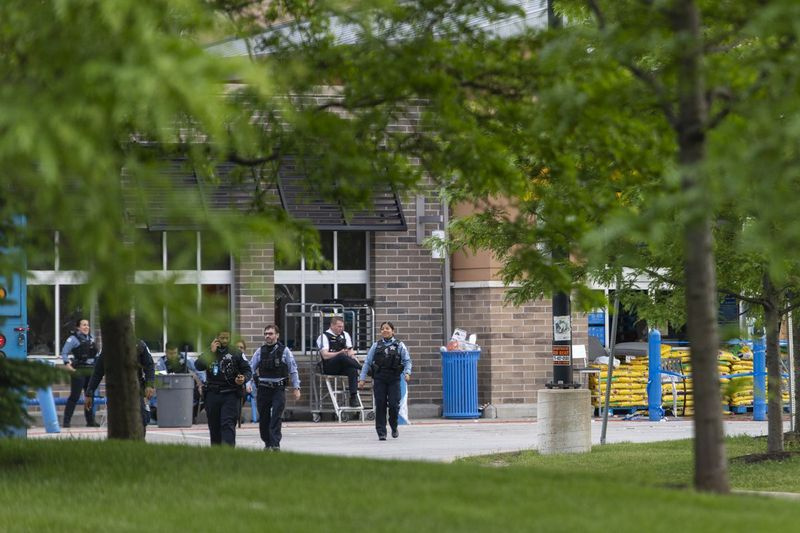 Chicago politsei valvab esmaspäeval Walmart Supercenterit aadressil 8331 S.Stewart Ave., mis sai kannatada mai lõpus toimunud rahutuste tõttu.