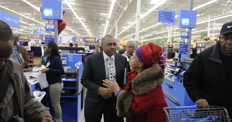 Ald. Howard Brookins Jr, keskus, kuna Walmart avab oma teise Chicago superkeskuse 83. kohal ja Stewart 2012. aastal.