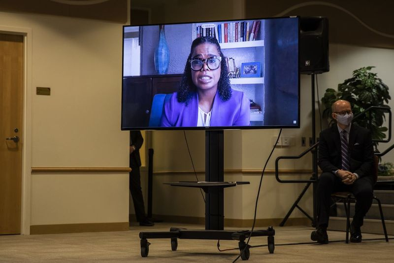 Cook Countys statsadvokat Kim Foxx taler via livestream, mens guvernør J.B. Pritzker forbereder sig på at underskrive et omfattende lovforslag om strafferetsreform på mandag.