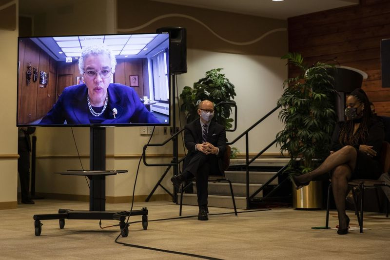 Cook County bestyrelsesformand Toni Preckwinkle taler via livestream under en ceremoni på Chicago State University mandag.