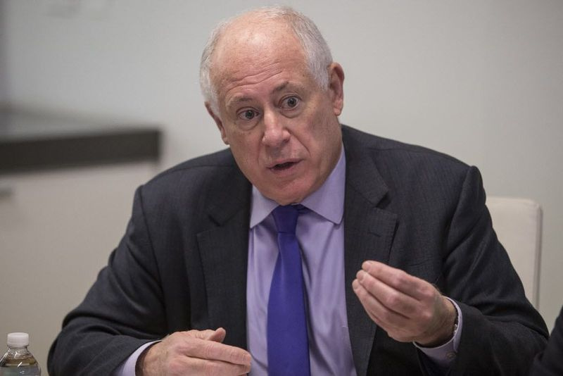 Hoewel voormalig gouverneur Pat Quinn videogokken eerder had veroordeeld als een slechte gok, keerde hij van koers en ondertekende op 13 juli 2009 de wet op videogaming. Rich Hein / Sun-Times