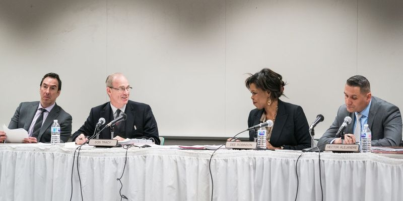 Illinois Gaming Board-leden Steve Dolins (van links), Don Tracy, Dee Robinson en Hector Alejandre tijdens een bestuursvergadering in Chicago op 12 december. | Max Herman / ProPublica Illinois