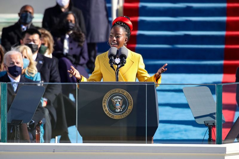 WASHINGTON, DC - 20. JANUAR: Ungdomsdigterpristageren Amanda Gorman taler ved indsættelsen af ​​den amerikanske præsident Joe Biden på vestfronten af ​​den amerikanske hovedstad den 20. januar 2021 i Washington, DC. Under dagens indsættelsesceremoni bliver Joe Biden USA