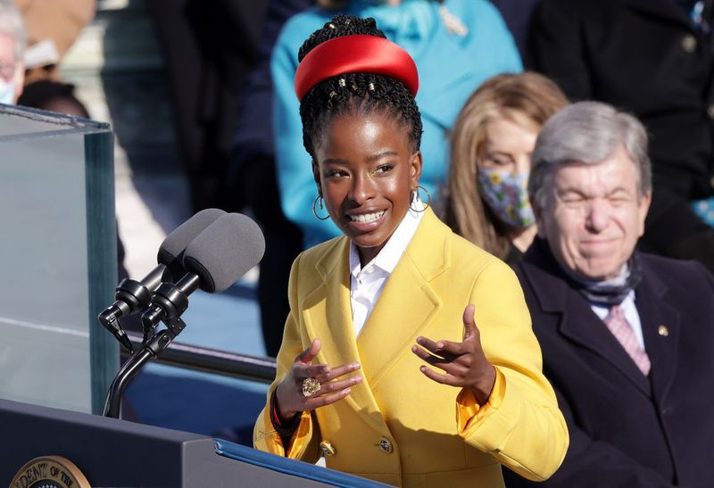 Youth Poet Laureate Amanda Gorman taler ved indsættelsen af ​​den amerikanske præsident Joe Biden onsdag.