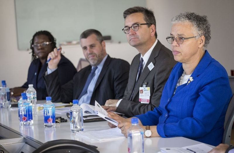 Ο Διευθύνων Σύμβουλος του Cook County Health John Jay Shannon και ο πρόεδρος του συμβουλίου της κομητείας Toni Preckwinkle, δεύτερος από δεξιά και άκρο δεξιά.