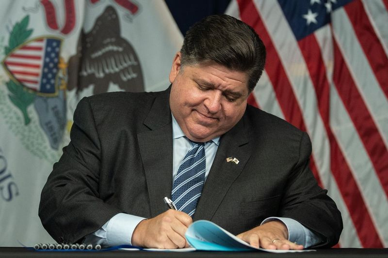 Gubernators J.B. Pritzker rēķina parakstīšanas ceremonijā šī mēneša sākumā.