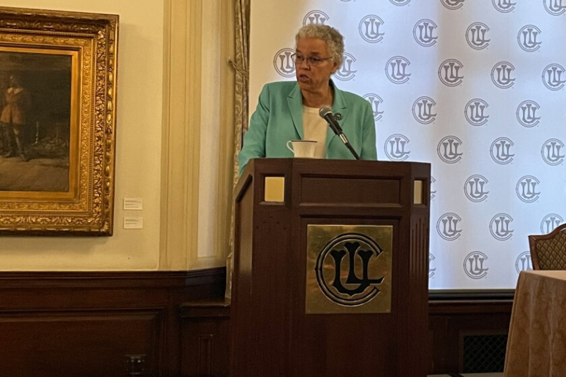   Cook County Board President Toni Preckwinkle talar på Union Club of Chicago torsdagen den 13 oktober 2022.