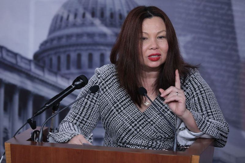 La senadora Tammy Duckworth se dirige a los medios de comunicación en el Capitolio.