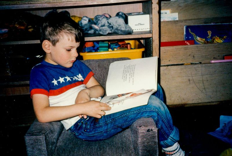 Op zijn zesde verjaardag leest Chesa Boudin een boek in New York. Het jaar daarop verhuisde hij naar Chicago met adoptieouders Bill Ayers en Bernardine Dohrn.