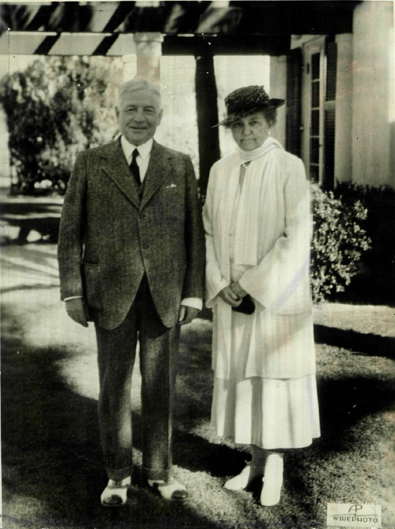 Gabenor Republikan Frank Orren Lowden dan isterinya pada tahun 1935. Lowden menjadi gabenor pada tahun 1917, apabila laporan kepada Perhimpunan Agung memberi amaran tentang krisis yang menjulang di pencen Illinois.