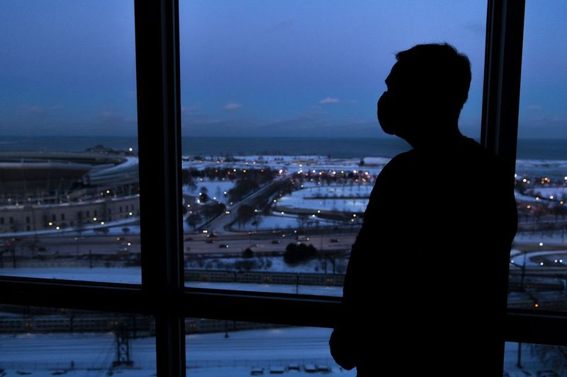 Un bărbat care a cerut să fie identificat doar ca Anthony stă vineri lângă o fereastră într-un apartament înalt în apropiere de Soldier Field. Bărbatul din Tinley Park este un dependent de jocuri de noroc sportive în recuperare.