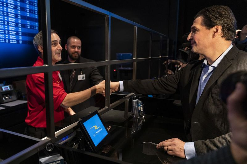 Analistul de la Blackhawks Eddie Olczyk a plasat primul pariu sportiv legal din Illinois în martie 2019. Jucătorii de noroc din stat au pariat mai mult de 1,4 miliarde de dolari de atunci – și au pierdut 101 de milioane de dolari.