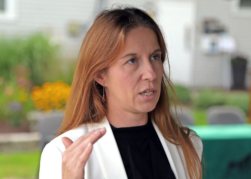 Directorul executiv al Way Back Inn, Anita Pindiur, este fotografiată în afara sediului Maywood în 2019.