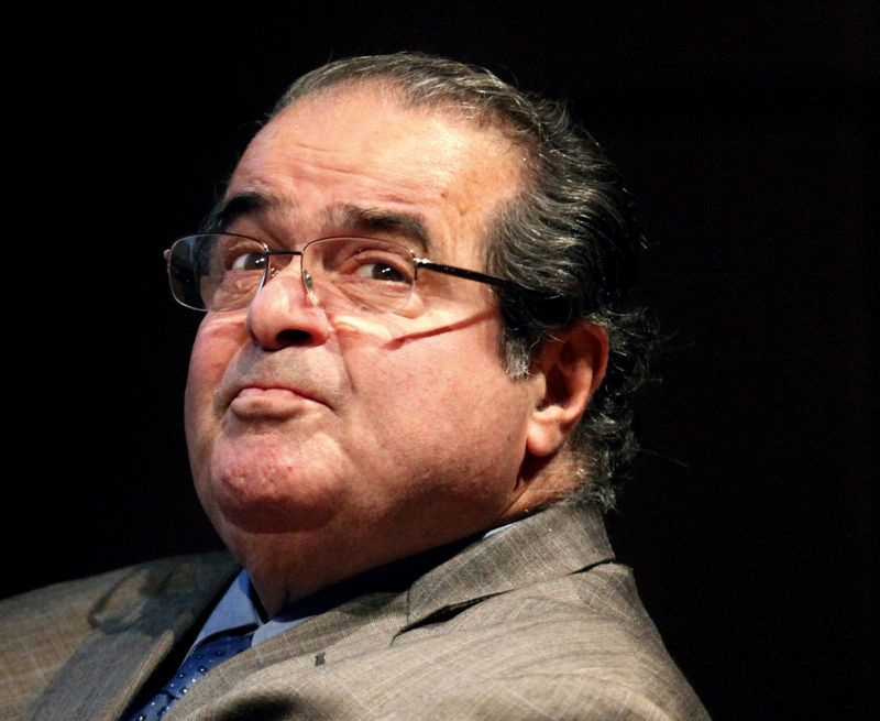 På detta arkivfoto den 18 oktober 2011 tittar högsta domstolens domare Antonin Scalia ut på balkongen innan han vänder sig till Chicago-Kent College Law-domare i Chicago.