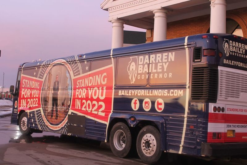 Republikanen Darren Baileys kampanjbuss står utanför Thelma Keller Convention Center i Effingham på måndag.