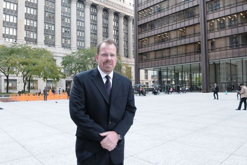 Generální inspektor Cook County Patrick Blanchard před svou kanceláří Loop v roce 2012.