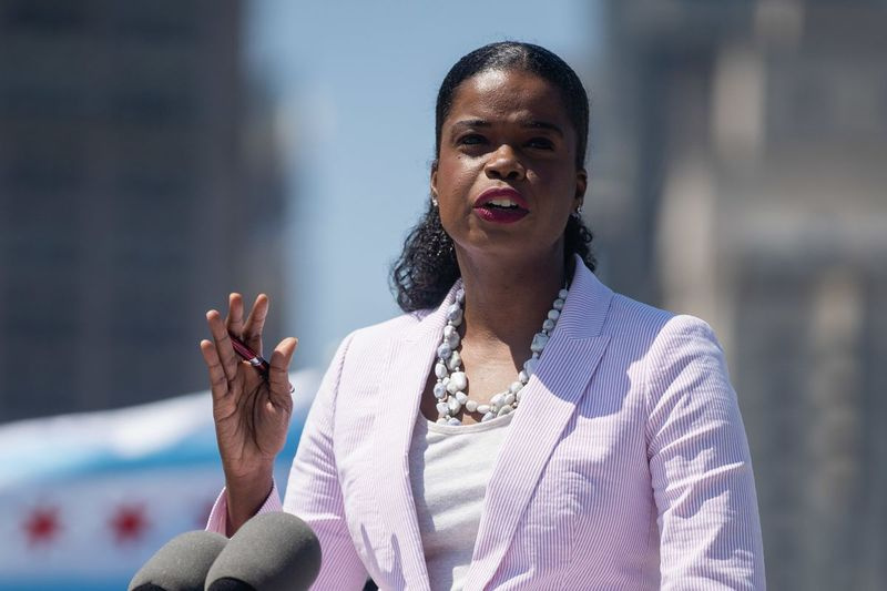 De procureur van Cook County, Kim Foxx, spreekt op een persconferentie in augustus over het plan van de stad om de commerciële corridors van Chicago te beschermen na plunderingen.