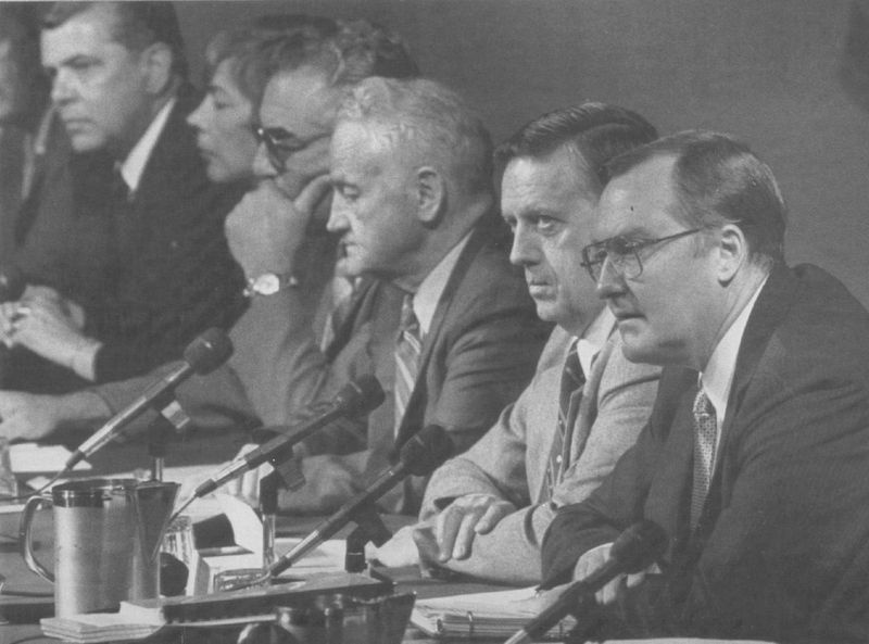 Guvernér James Thompson, zcela vpravo, klade otázky během slyšení Garyho Dotsona před Illinois Prisoner Review Board v roce 1985.
