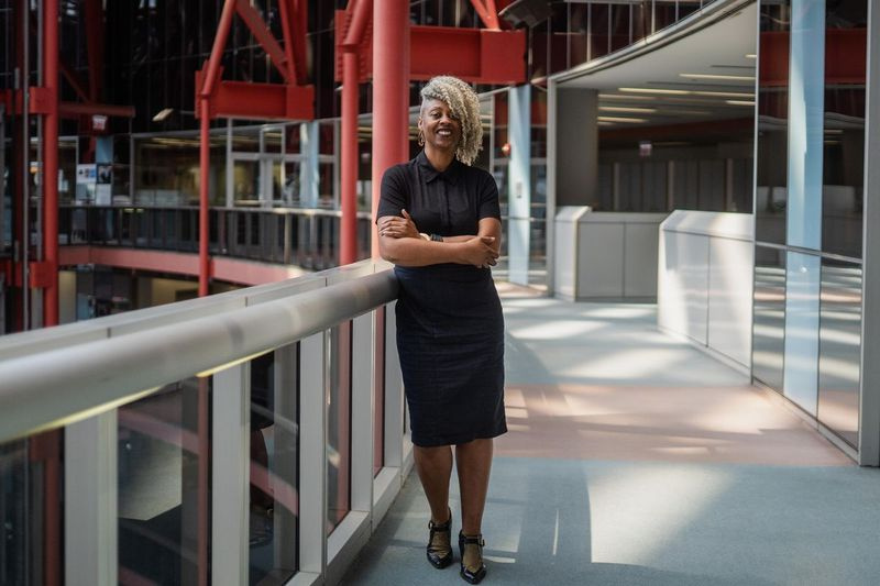 Sekile Nzinga, el director de equidad designado por el gobernador J.B. Pritzker, posa para una foto en el Centro James R. Thompson en The Loop el jueves.