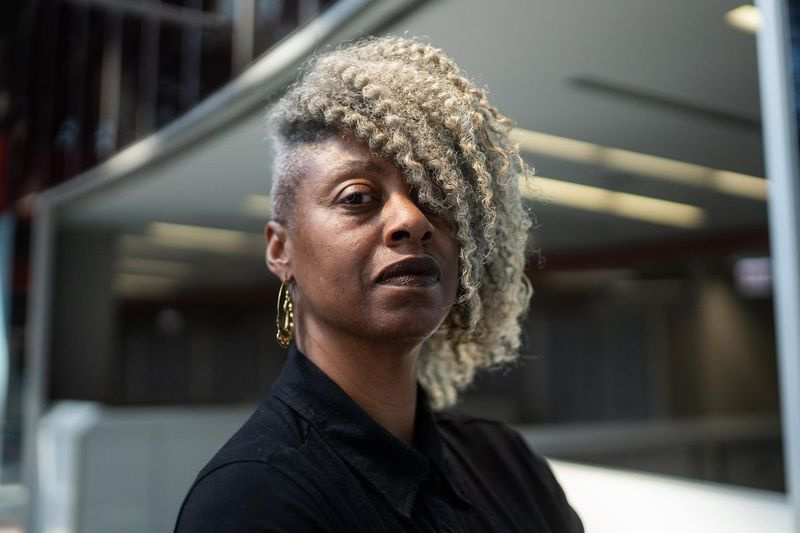 Sekile Nzinga, el nuevo director de equidad del estado, posa en el Centro James R. Thompson el jueves por la tarde.