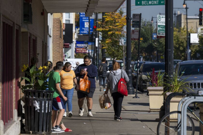   Shoppare går längs North Belmont Avenue nära North Central Avenue, i kvarteret Belmont Cragin, måndagen den 10 oktober 2022. 