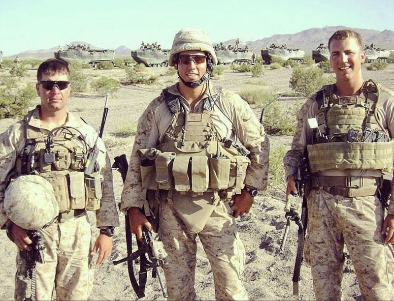 Mejar Marin Thomas Schueman (kanan), warga Chicago, di Afghanistan. Di kiri ialah Lt. William Donnelly, rakan Schueman yang terbunuh dalam aksi. Pusat ialah Lt. Pertama Cameron West.