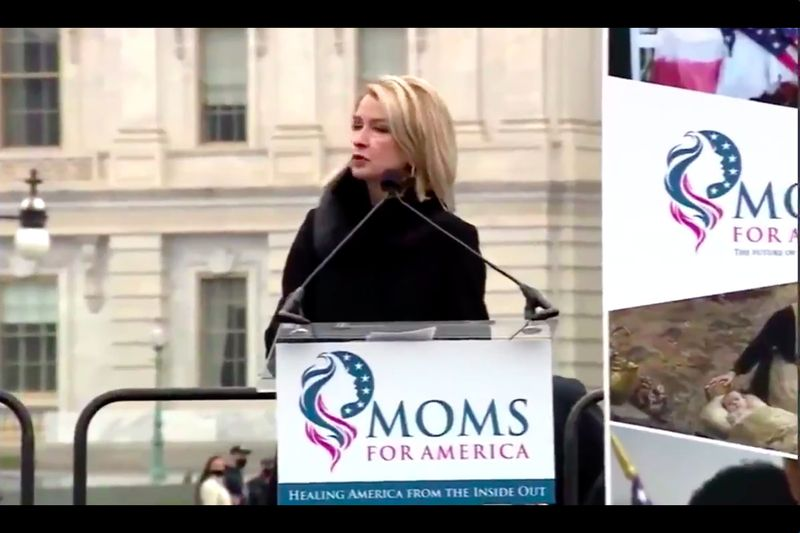 A deputada Mary Miller, R-Ill., Elogiou Hitler em um comício pró-Trump do Moms for America na terça-feira em frente ao Capitólio.