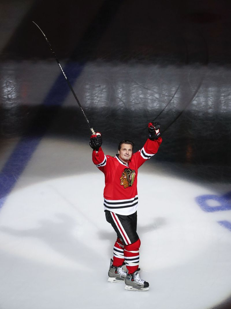Endine Chicago Blackhawksi ründaja Eddie Olczyk uisutab United Centeri jääl, kuna teda autasustati One More Shiftiga enne 2018. aasta Blackhawksi mängu