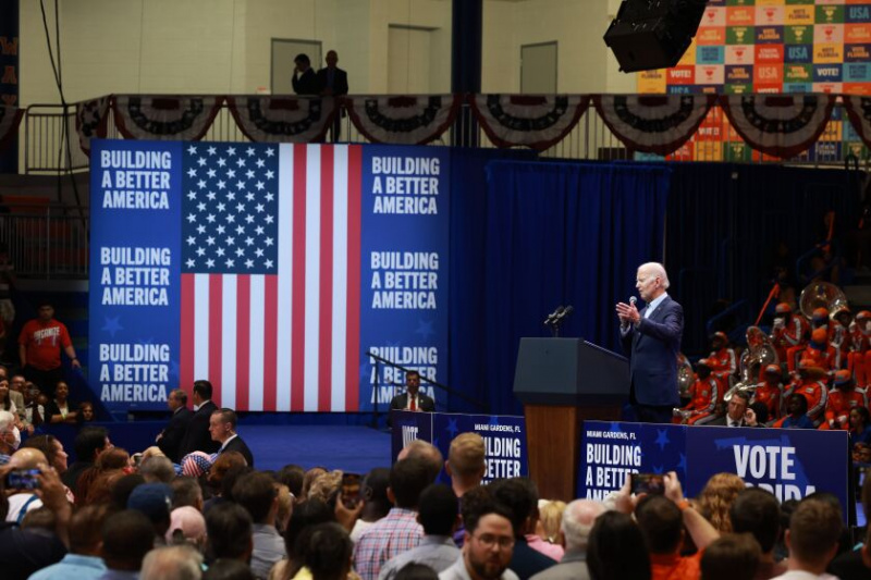   Prezident Biden se účastní shromáždění demokratických kandidátů na Floridě