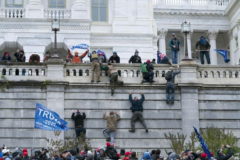 Tilhængere af præsident Donald Trump klatrer onsdag op ad vestvæggen i den amerikanske hovedstad.