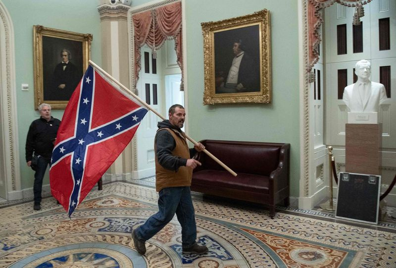 Tilhængere af præsident Donald Trump forringede sikkerheden og gik ind i den amerikanske hovedstad, da kongressen onsdag debatterede et præsidentvalgscertificering for valgstemme i 2020.