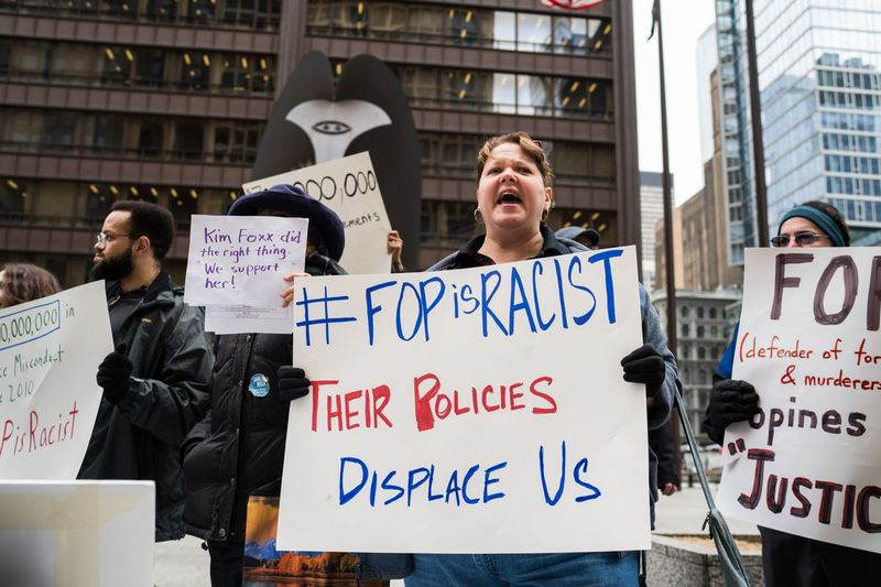 Demonstranter, der søger større politiansvar, afholder en modprotest ved Daley Plaza, mens tilhængere af Fraternal Order of Police samledes på den anden side af gaden i april 2019.