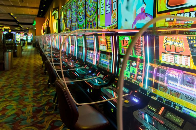 Plexiglass-skillevegger skiller spilleautomater på det nyåpnede Potawatomi Hotel & Casino i Milwaukee, etter nedleggelsen av koronaviruset.