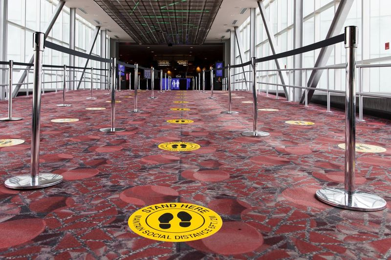 Sosiale avstandsmarkører langs gulvet som leder inn til det nyåpnede Potawatomi Hotel & Casino i Milwaukee.