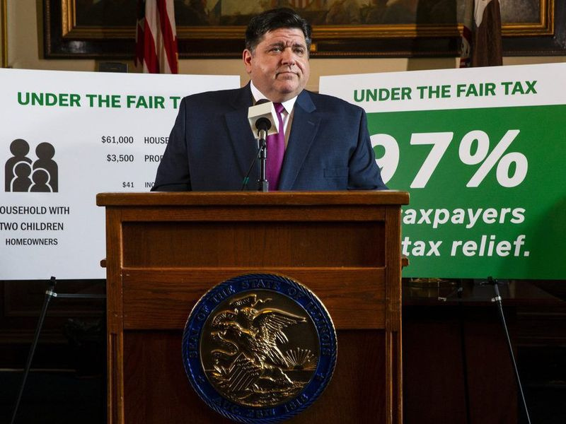 Gouverneur J.B. Pritzker stellt während einer Pressekonferenz im Jahr 2019 seinen abgestuften Einkommensteuerplan vor.