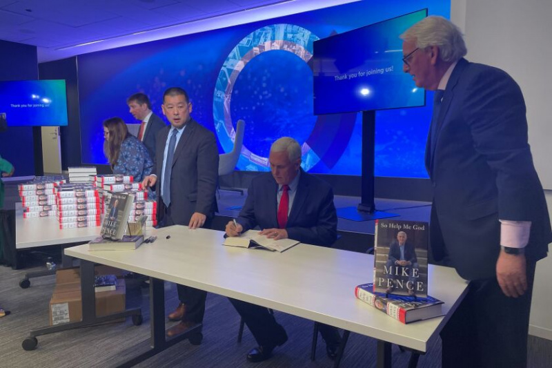  Tidigare vicepresident Mike Pence signerar kopior av sin nya memoarbok, 'So Help Me God', i Chicago måndag.