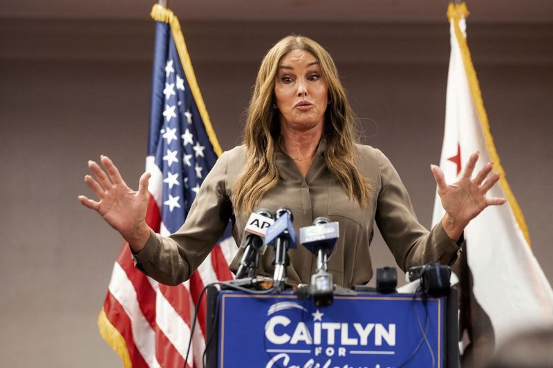 Caitlyn Jenner, republikanische Kandidatin für das Amt des kalifornischen Gouverneurs, spricht während einer Pressekonferenz am Freitag in Sacramento, Kalifornien.