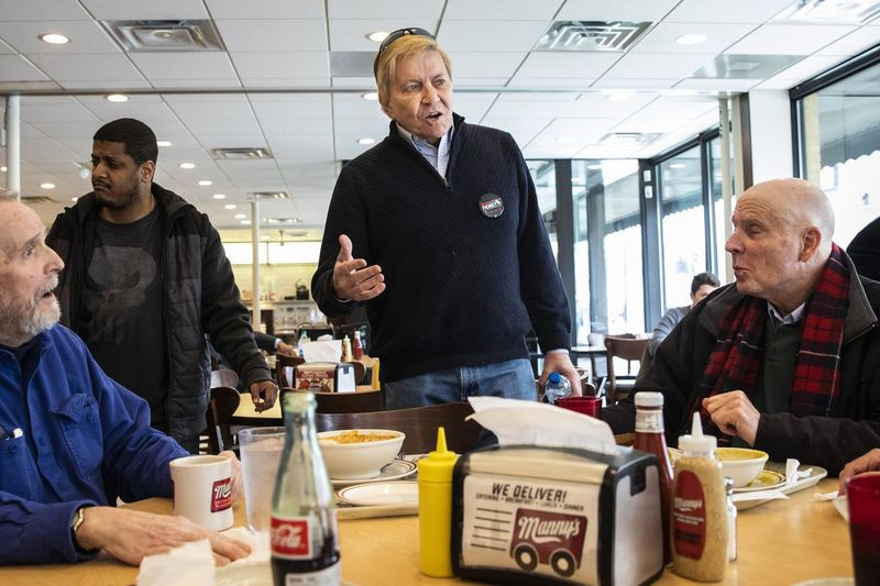 Cooki maakonna osariigi advokaadikandidaat Bob Fioretti tervitab teisipäeva pärastlõunal valijaid Manny kohvikus ja delikatessipoes.