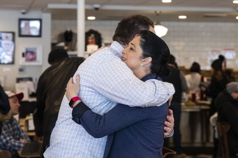 Illinoisi kontrollija Susana Mendoza kallistab Dan Raskinit
