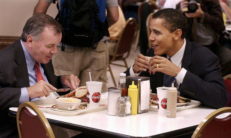 Seejärel söövad USA demokraatide senatikandidaat Barack Obama ja Chicago linnapea Richard Daley 2004. aastal Manny’s lõunat.
