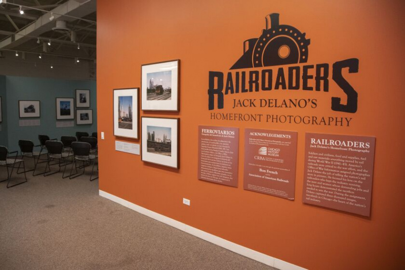   A exposição “Railroaders: Jack Delano’s Homefront Photography”, organizada pelo Center for Railroad Photography & Art and Chicago History Museum, no renovado Pullman Exhibit Hall.