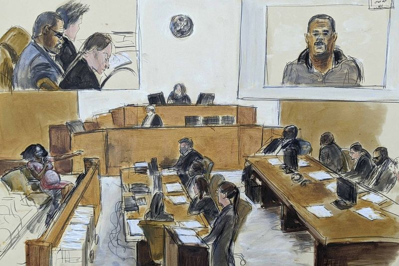 In dieser Skizze des Gerichtskünstlers, die von einem Videobildschirm eines Gerichtssaals in Brooklyn erstellt wurde, hört der Angeklagte R. Kelly oben links zu, wie Jerhonda Pace ganz links während des Prozesses wegen sexuellen Missbrauchs des Sängers am Mittwoch, 18. August 2021, gegen den R&B-Star aussagt , in New York.