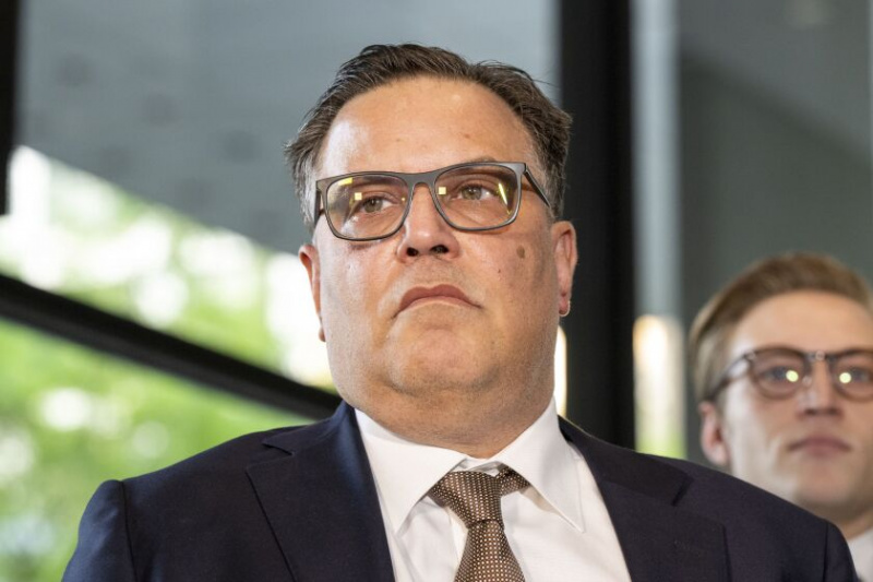   Derrel McDavid hört zu, wie sein Anwalt Beau Brindley mit Reportern spricht, nachdem das R-Kelly-Urteil am Mittwoch, den 14. September 2022, im Dirksen Federal Courthouse verkündet wurde.